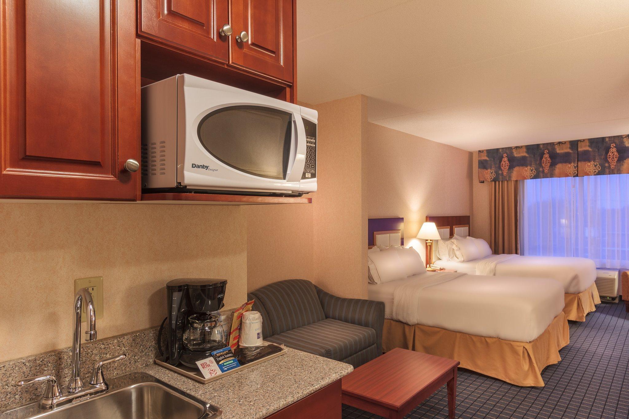 Holiday Inn Express & Suites - Belleville By Ihg Luaran gambar
