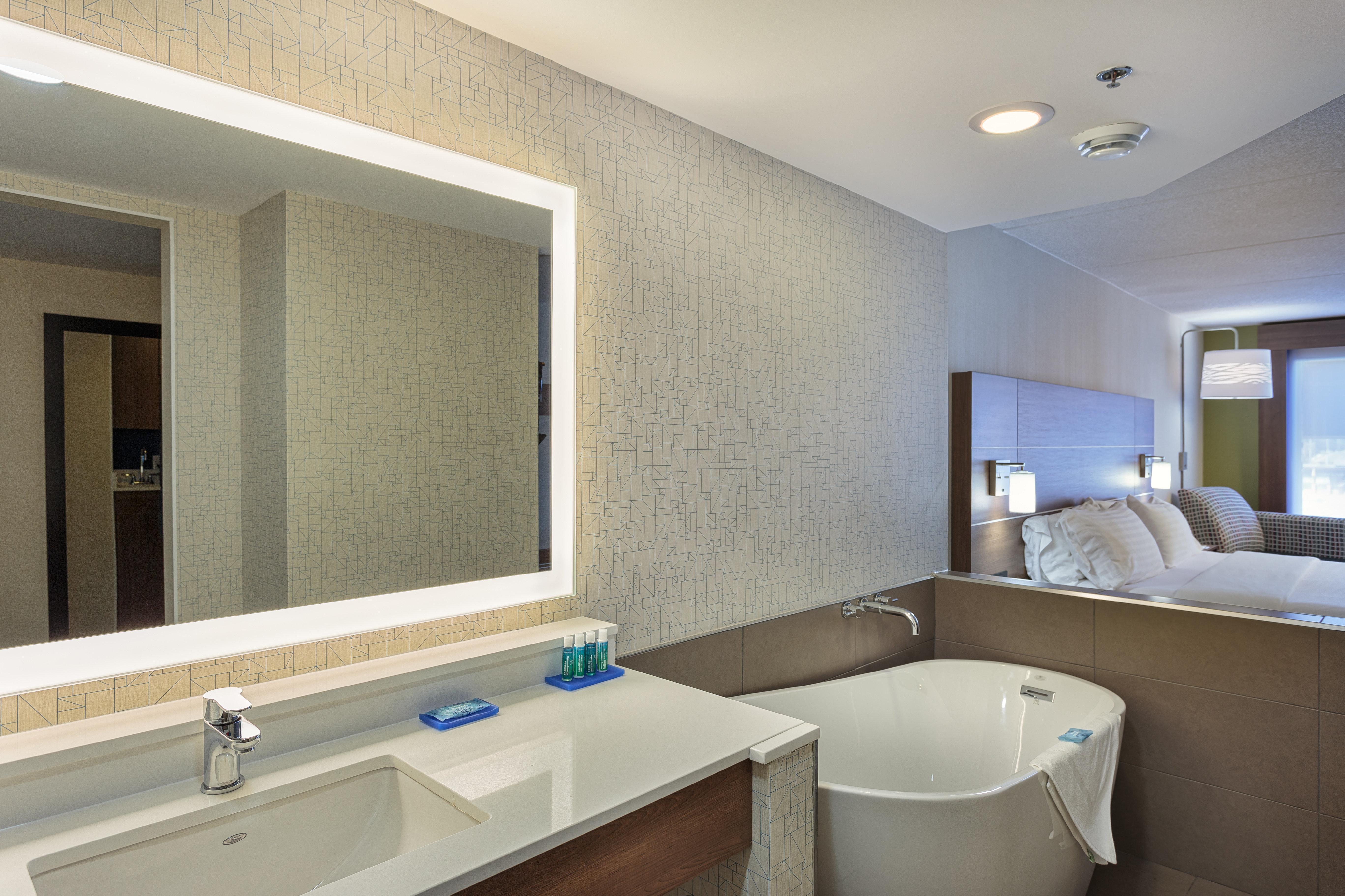 Holiday Inn Express & Suites - Belleville By Ihg Luaran gambar