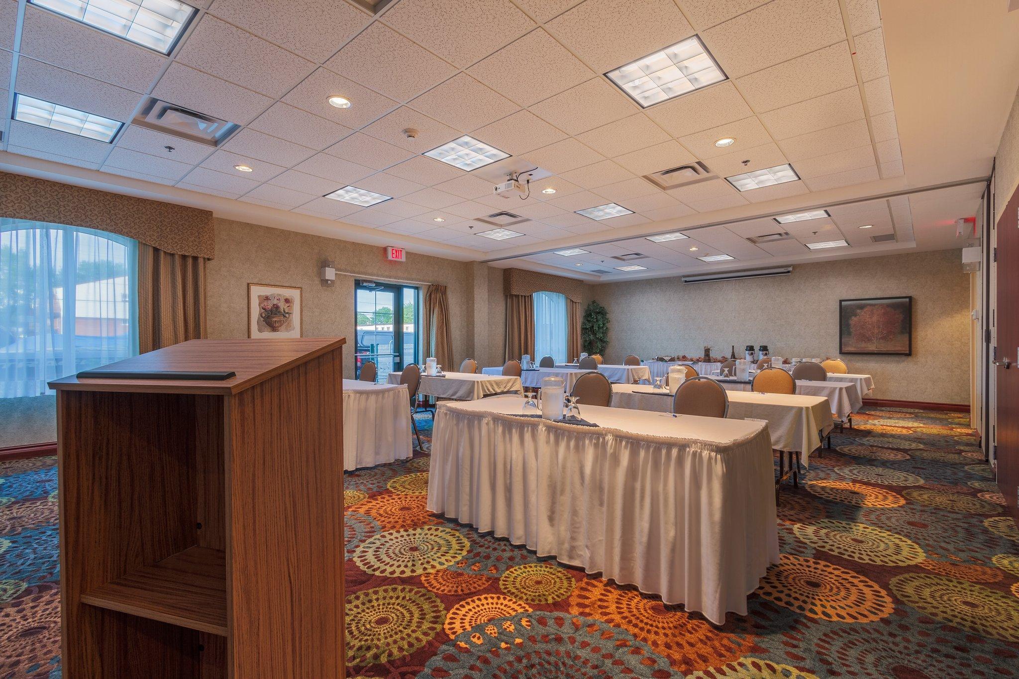 Holiday Inn Express & Suites - Belleville By Ihg Luaran gambar