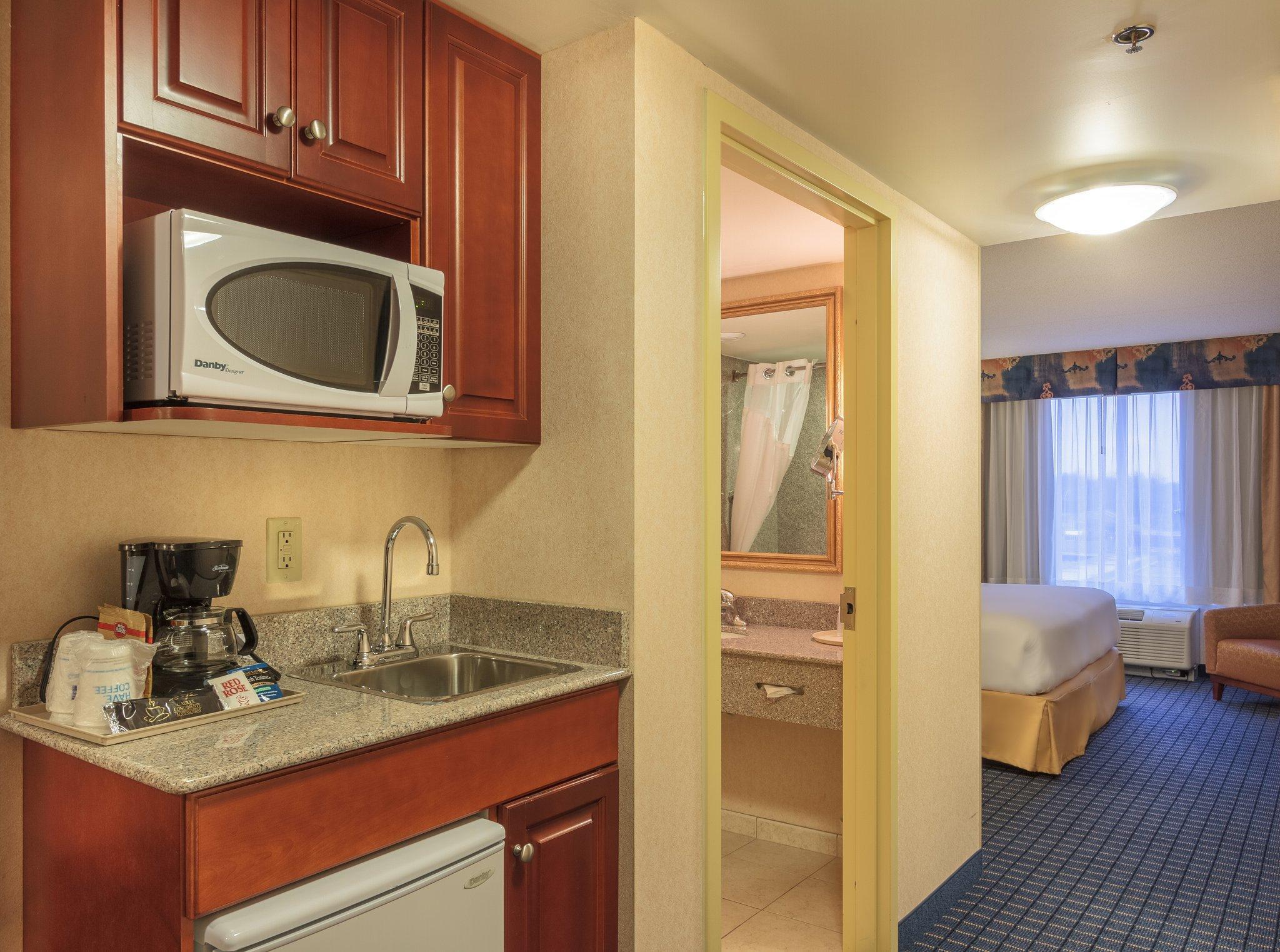Holiday Inn Express & Suites - Belleville By Ihg Luaran gambar