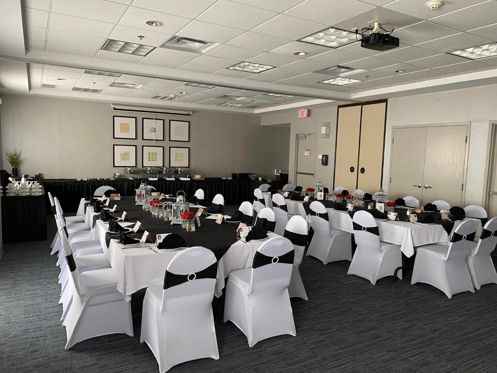 Holiday Inn Express & Suites - Belleville By Ihg Luaran gambar